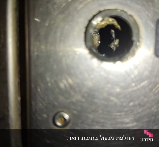 חור מנעול מתכת עם סימני נזק